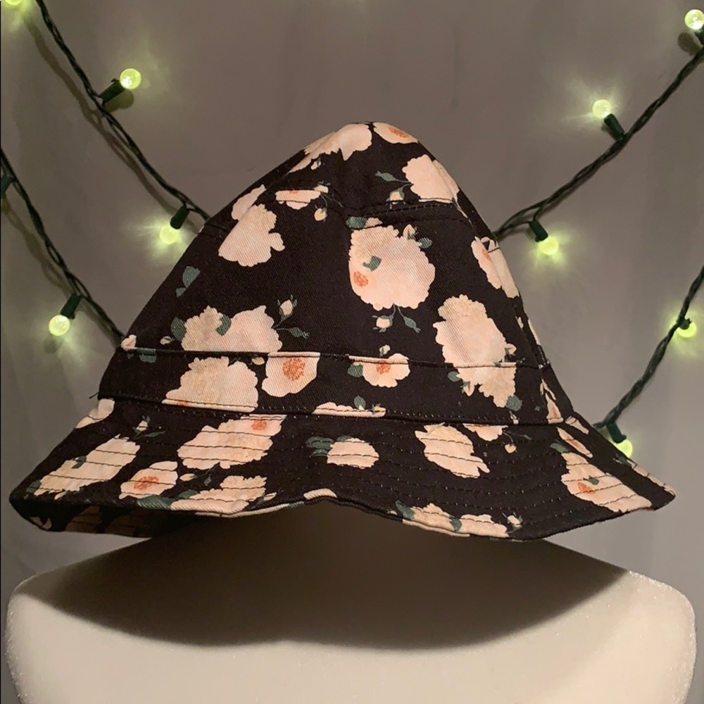 ✨SOLD✨Urban outfitters bucket hat